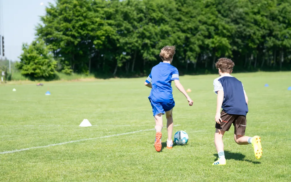 Symbolfoto — ältere SCN-Nachwuchsspieler beim Dribbling (Kruså 2024), nicht von der Ballschule selbst