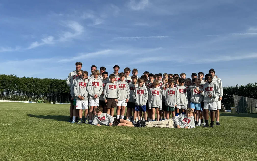 Die Reisegruppe des Fußballcamps in Kruså in Vereins-Hoodies