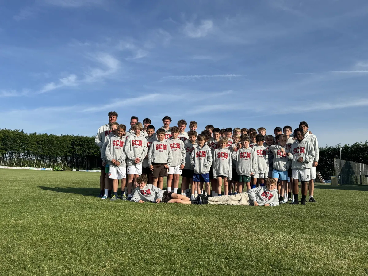 Die Reisegruppe des Fußballcamps in Kruså in Vereins-Hoodies