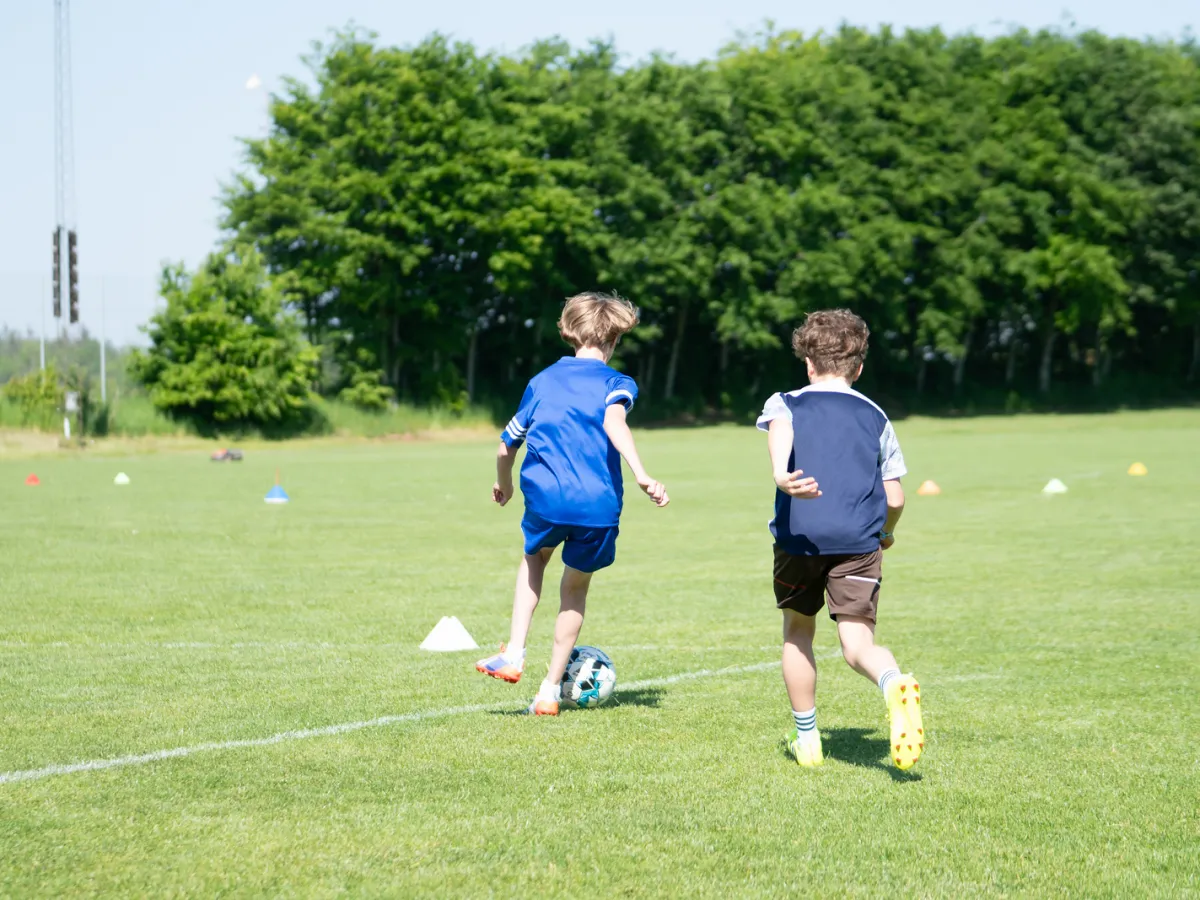 Zwei Spieler im 1-gegen-1-Dribbling beim Fußballcamp in Kruså