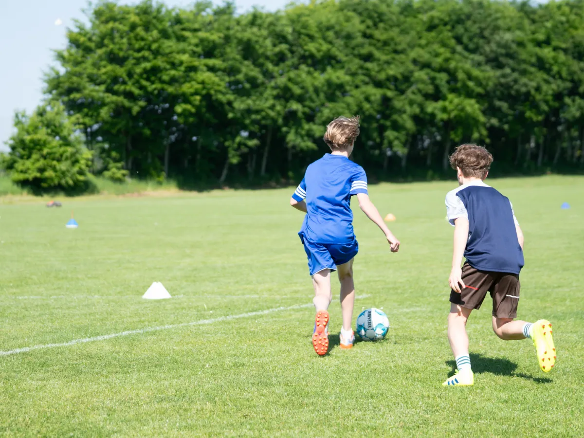 Zwei Spieler im 1-gegen-1-Dribbling beim Fußballcamp in Kruså